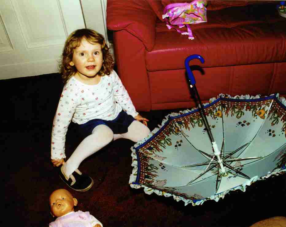 Maja Regenschirm1 am 3. Geburtstag.jpg (33163 Byte)
