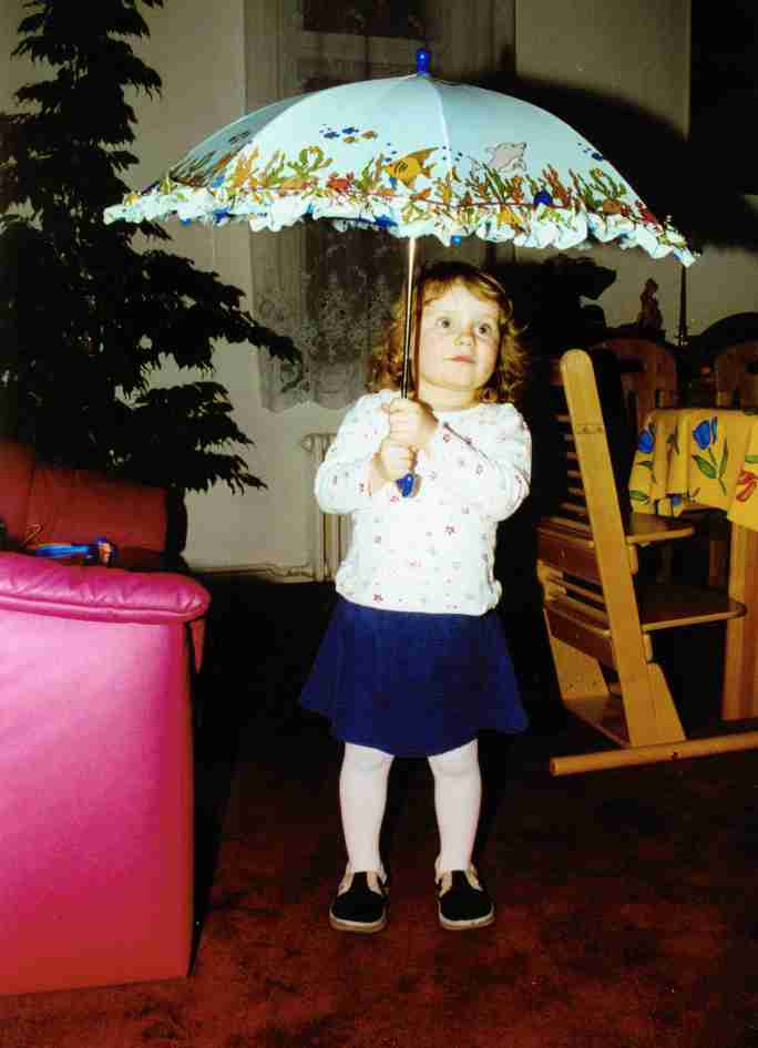 Maja Regenschirm2 am 3. Geburtstag.jpg (28168 Byte)