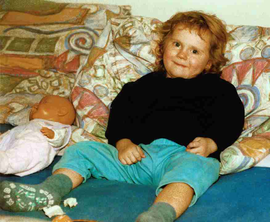 Maja auf Bett3 am 3. Geburtstag.jpg (32076 Byte)